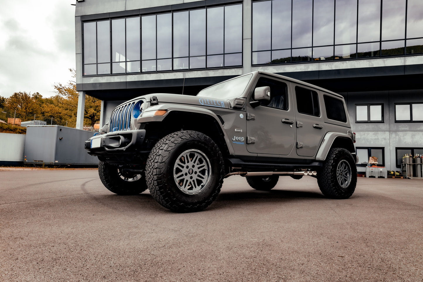 Capristo 02JE12003002 Jeep Wrangler 4xe Triple Tip Valved Exhaust with 250 Cell Sport Cat Downpipes 