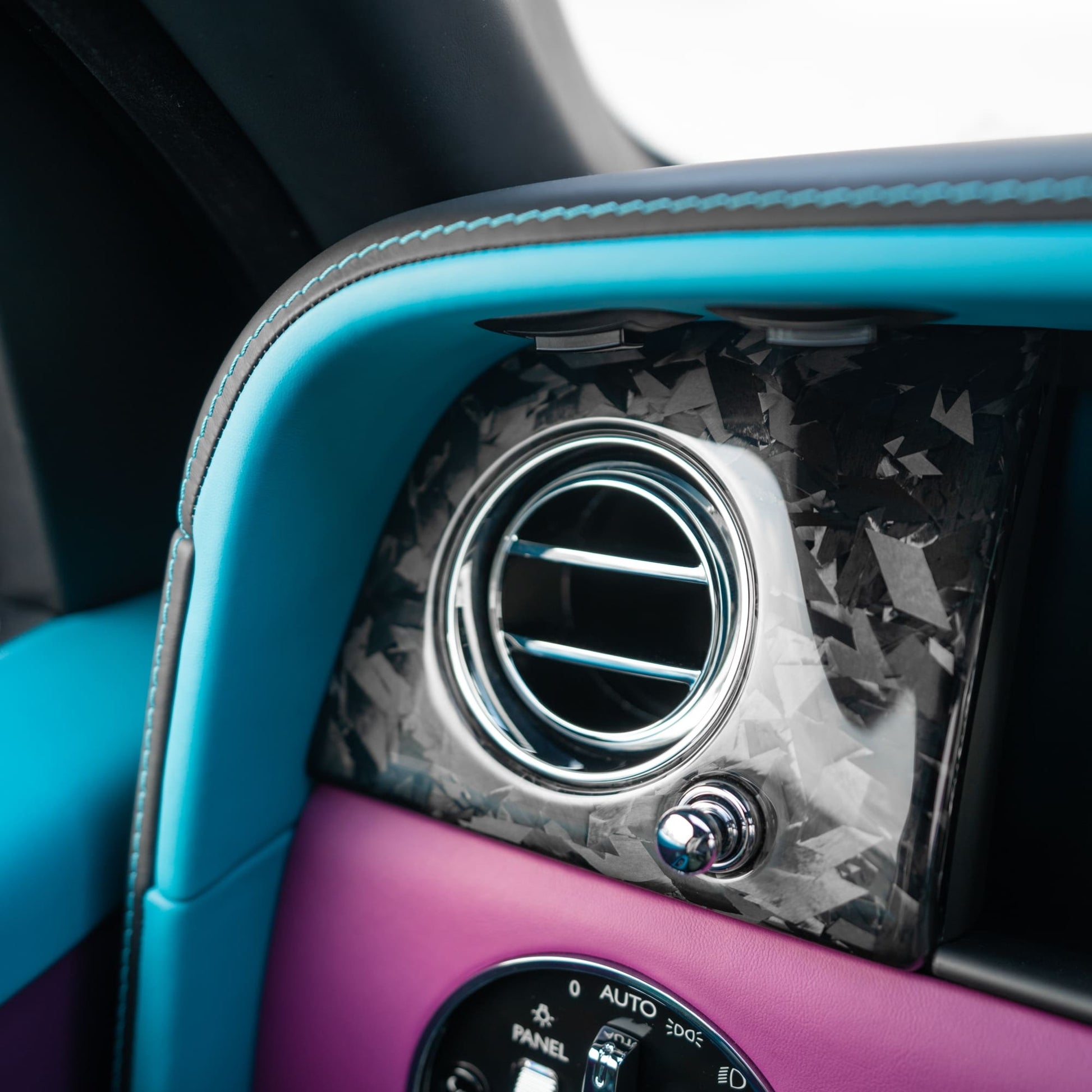 MANHART CARBON INTERIOR PACKAGE FOR ROLLS-ROYCE CULLINAN